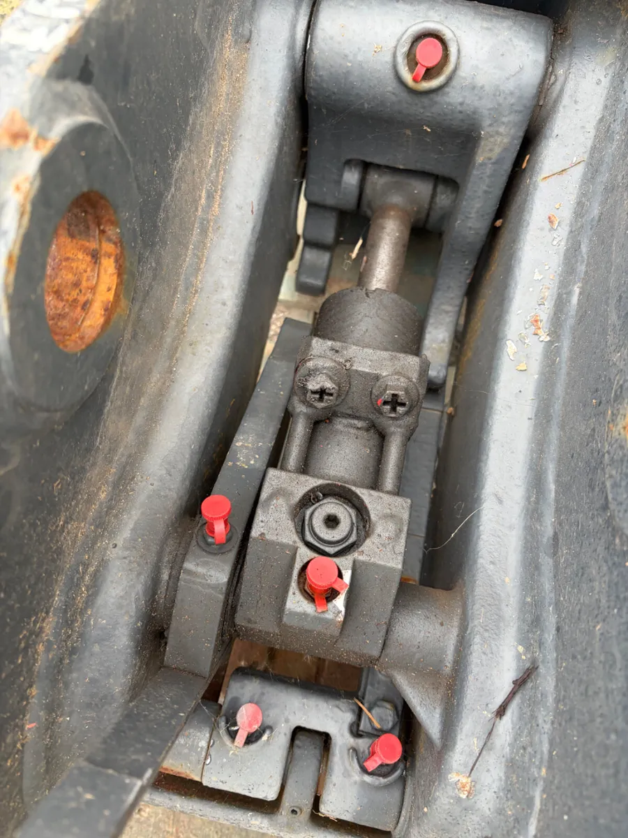 Unused Miller D.L  45mm pin hydraulic quick hitch - Image 3
