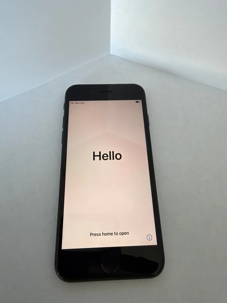 iPhone SE - Image 1