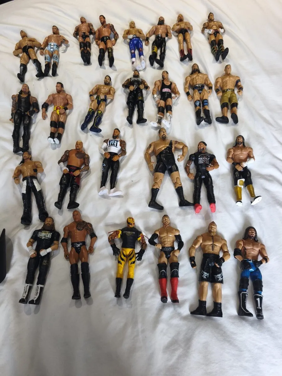 WWE ring, belt and figures & WWE encyclopaedia - Image 3