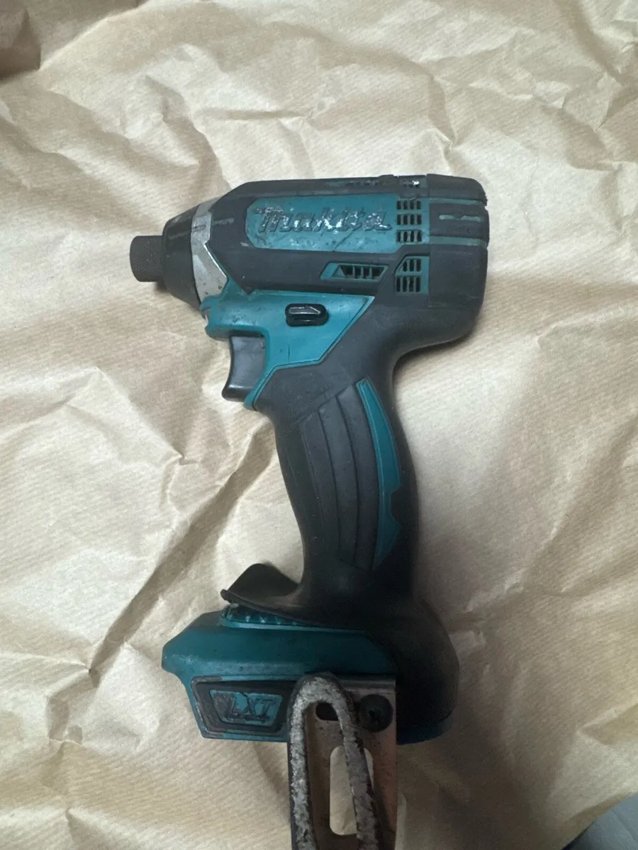 Makita impact driver and dewalt charger - Image 2