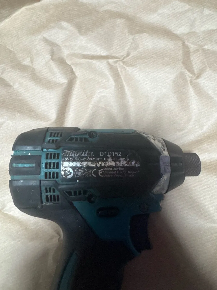Makita impact driver and dewalt charger - Image 4