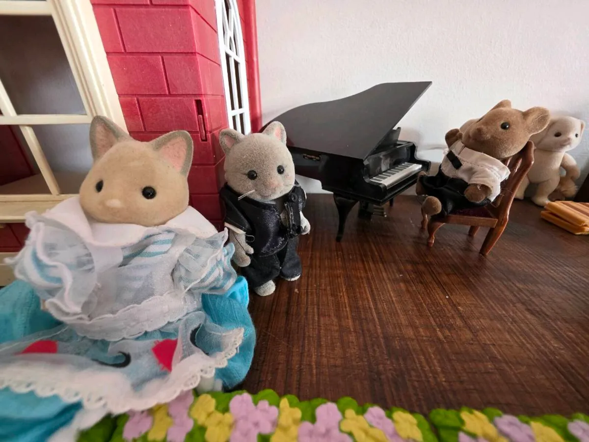 Sylvanian Families Dolls House & toys - Image 3