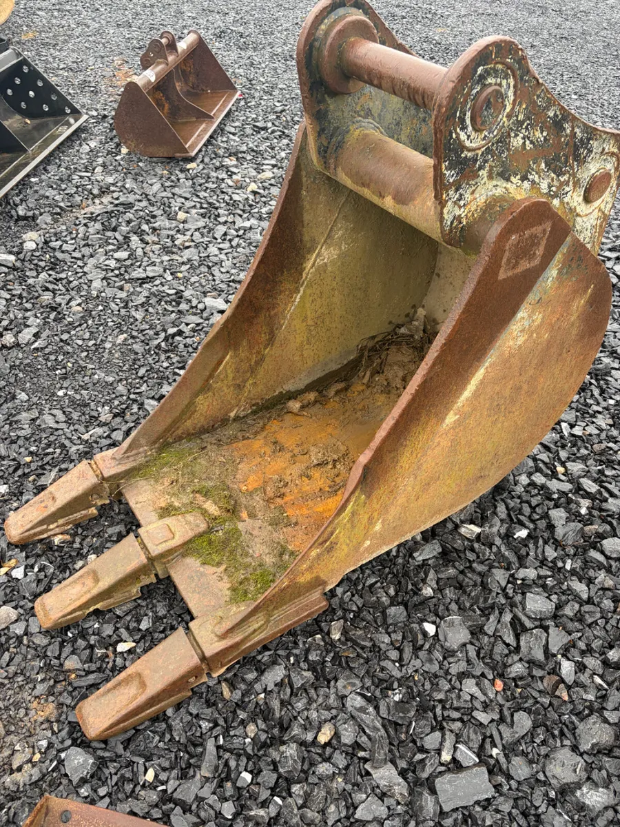 Strickland 2ft65mm pin  digging bucket with teeth - Image 1