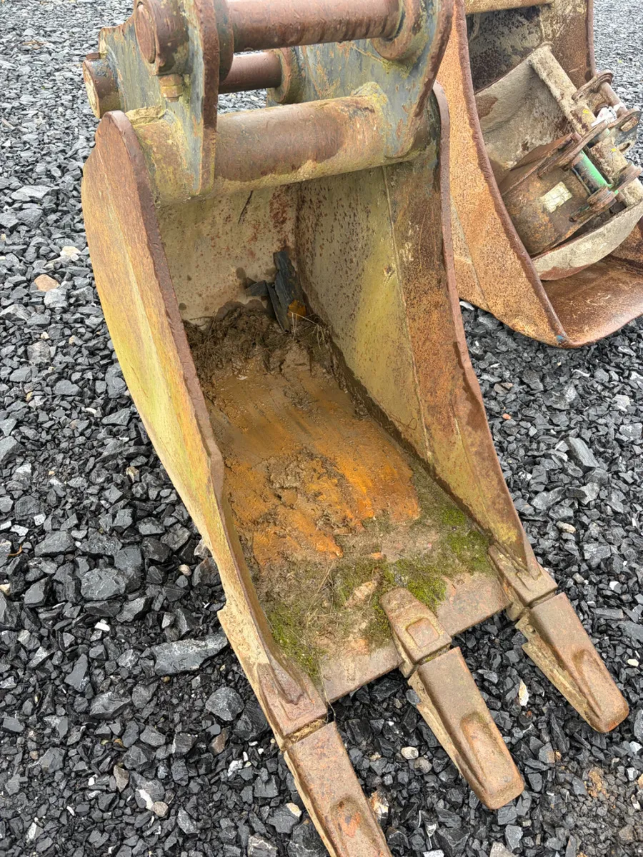 Strickland 2ft65mm pin  digging bucket with teeth - Image 3