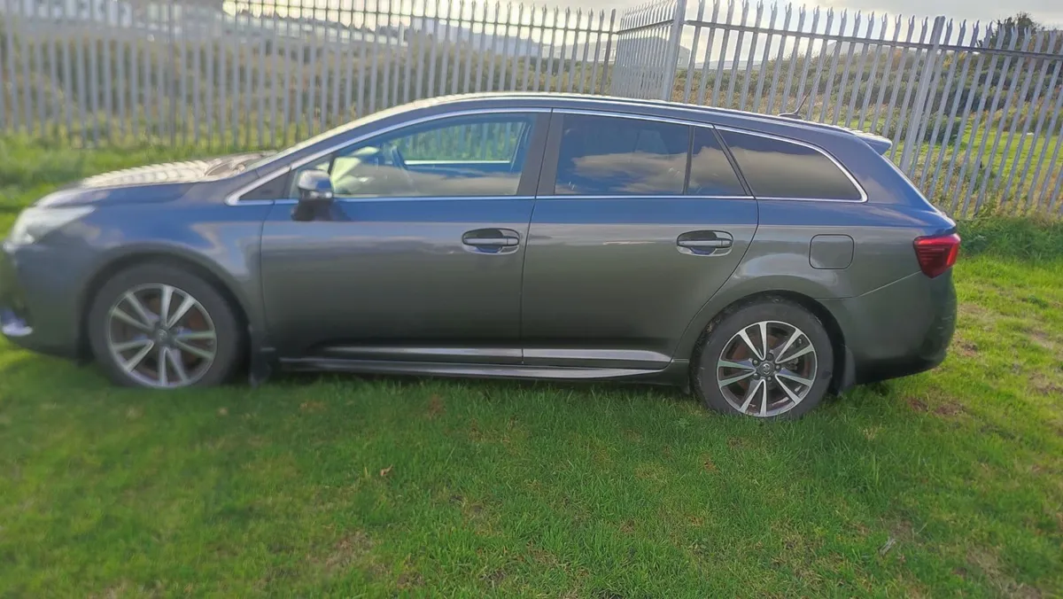 Toyota Avensis  2017 T Spirit Premium - Image 2