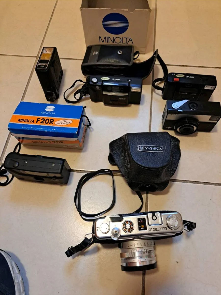 Old vintage cameras - Image 4