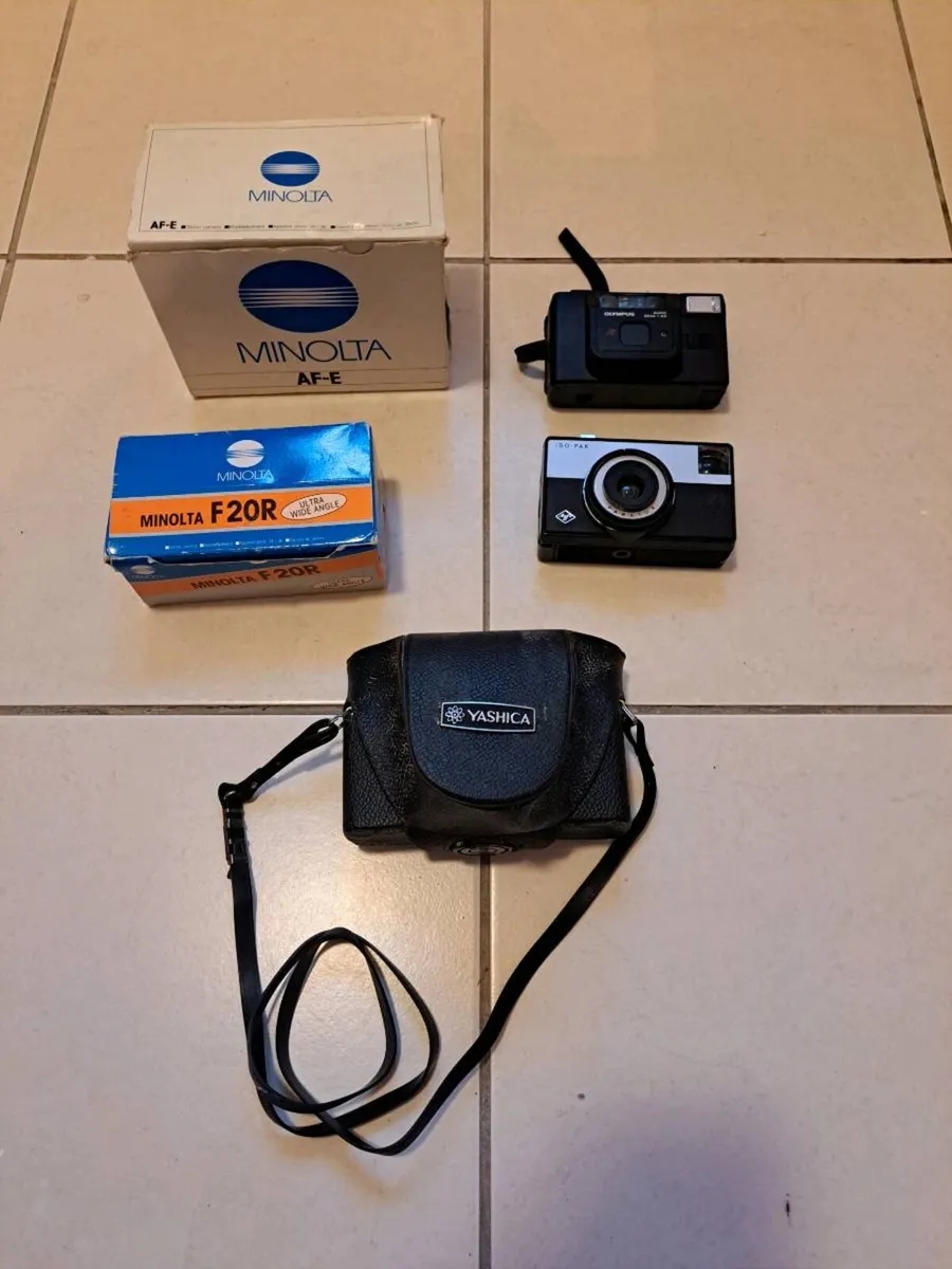 Old vintage cameras - Image 1