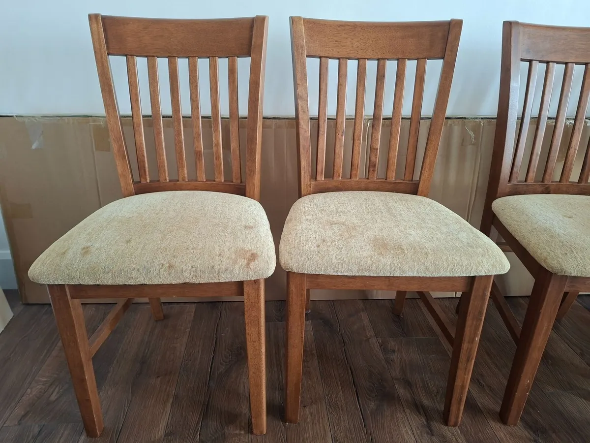 Solid wood table and 4 x chairs - Image 3