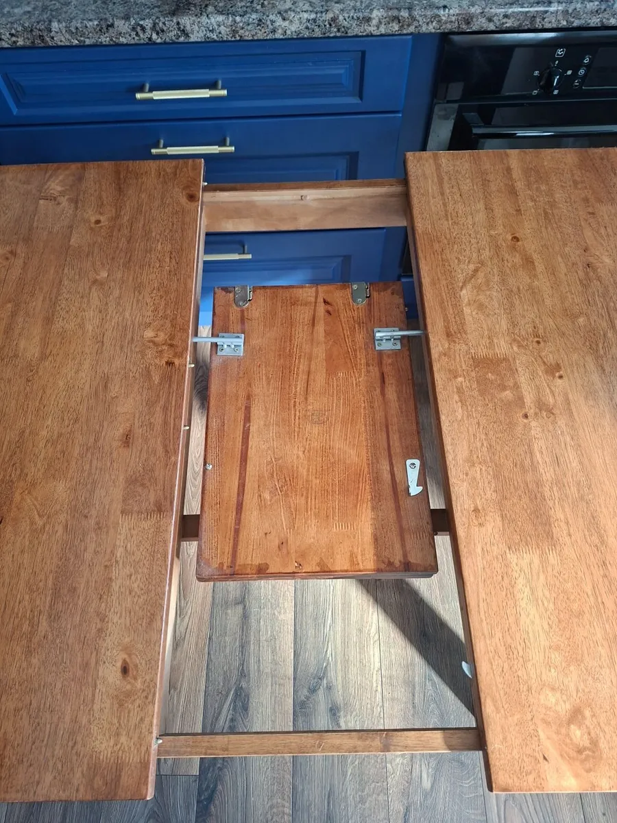 Solid wood table and 4 x chairs - Image 4