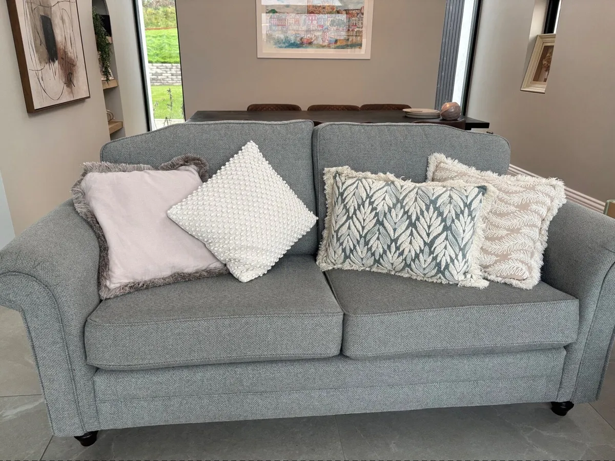 Suite of furniture - Image 1