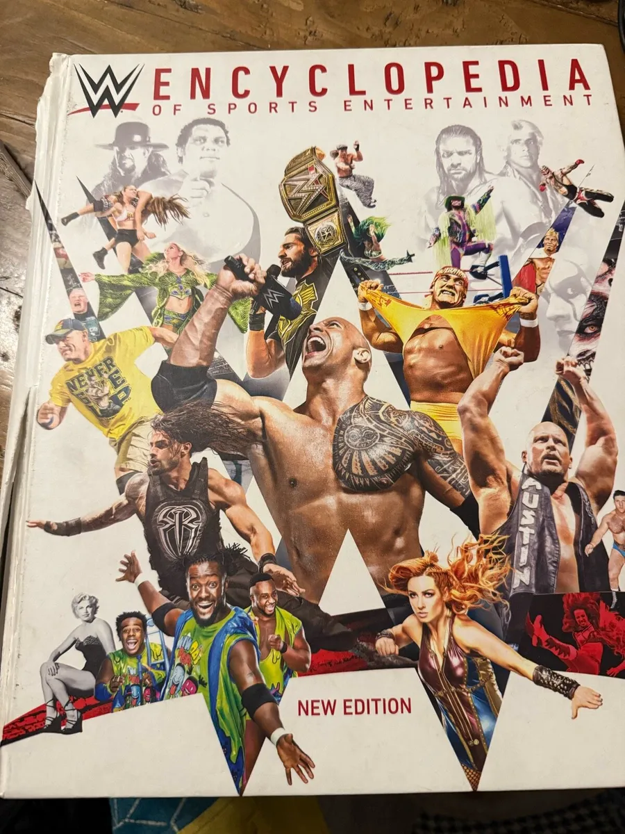 WWE ring, belt and figures & WWE encyclopaedia - Image 1