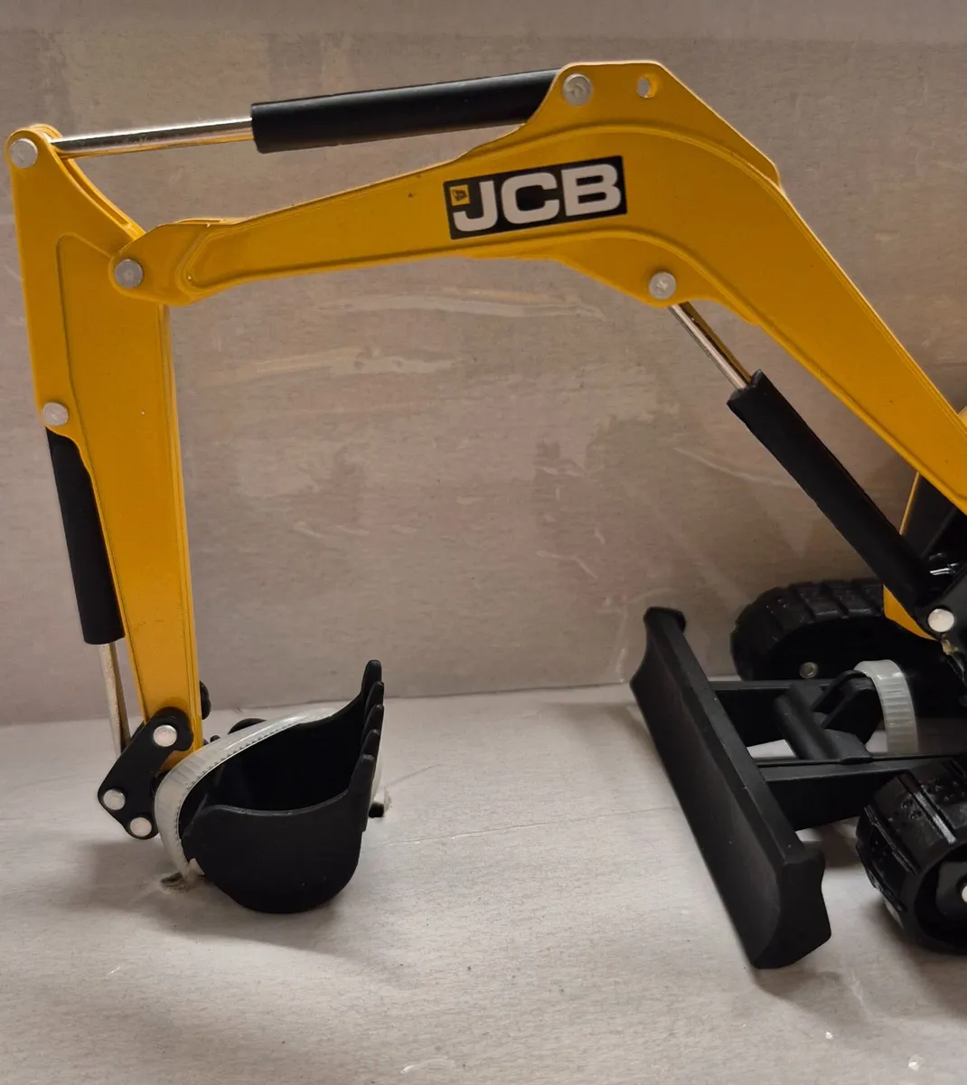 Britains JCB 86C-1 Midi Excavator model - Image 3