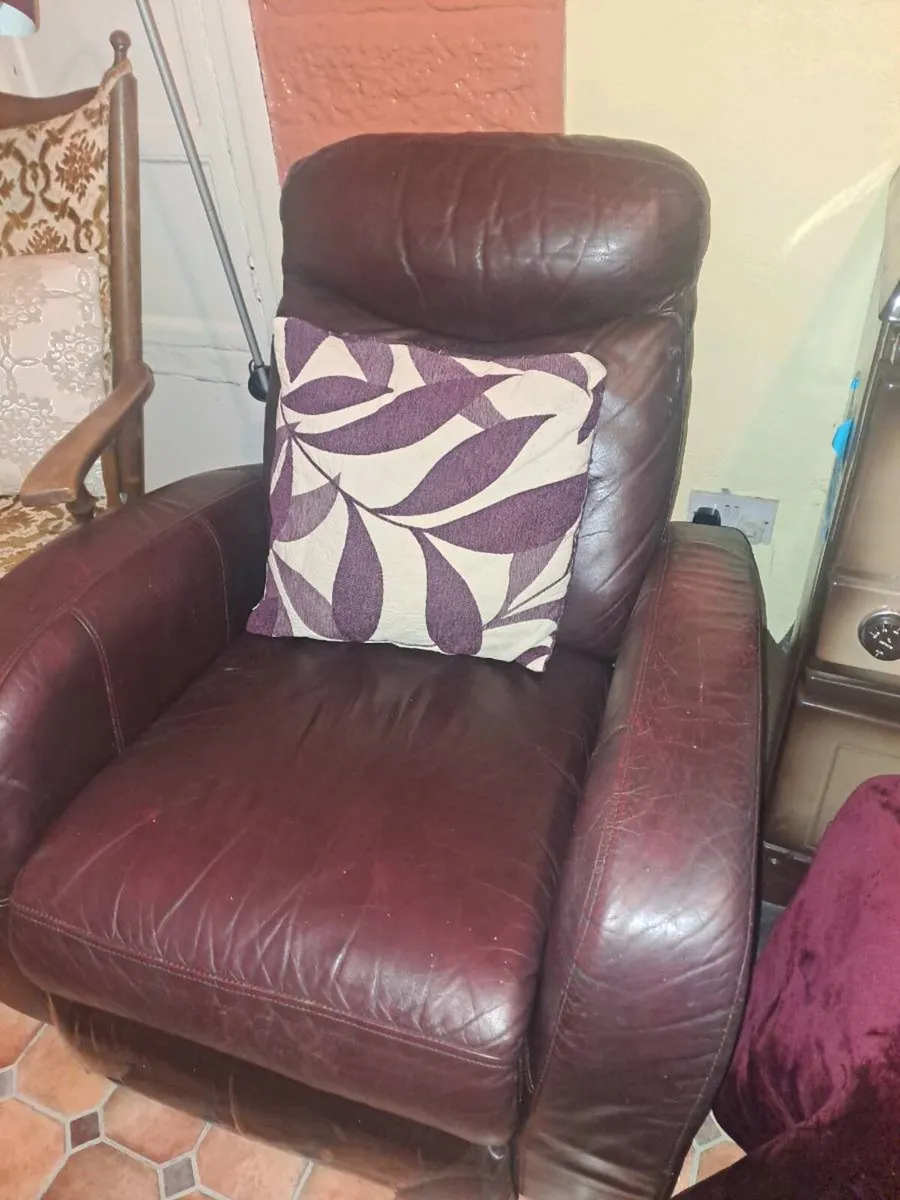 2 leather Recliners - Image 2