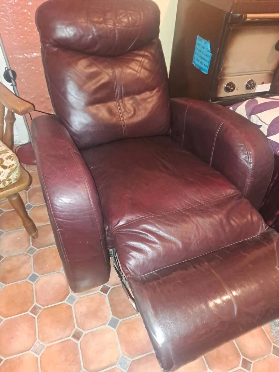 2 leather Recliners - Image 3
