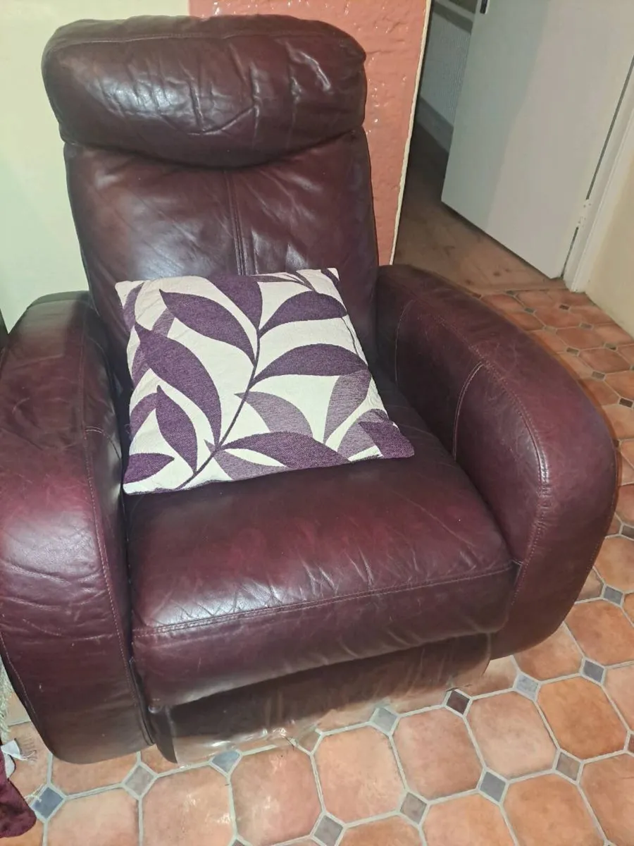 2 leather Recliners - Image 1