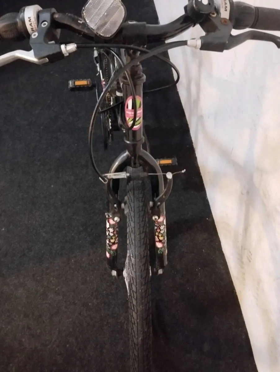 Girls 24inch bike - Image 3