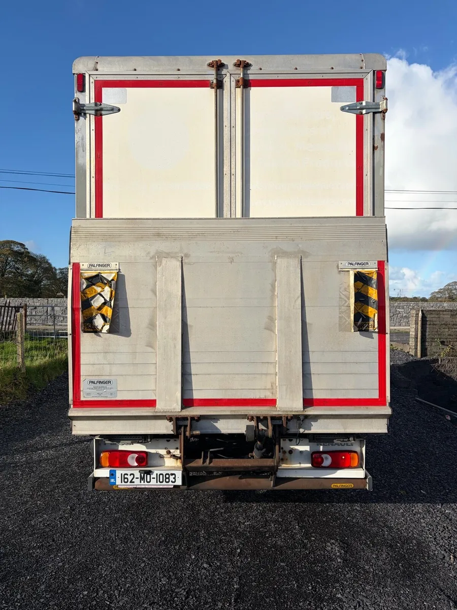 2016 Renault master Box van with tail lift. - Image 3