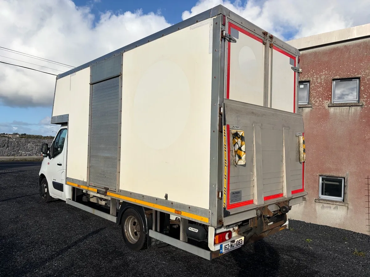2016 Renault master Box van with tail lift. - Image 4