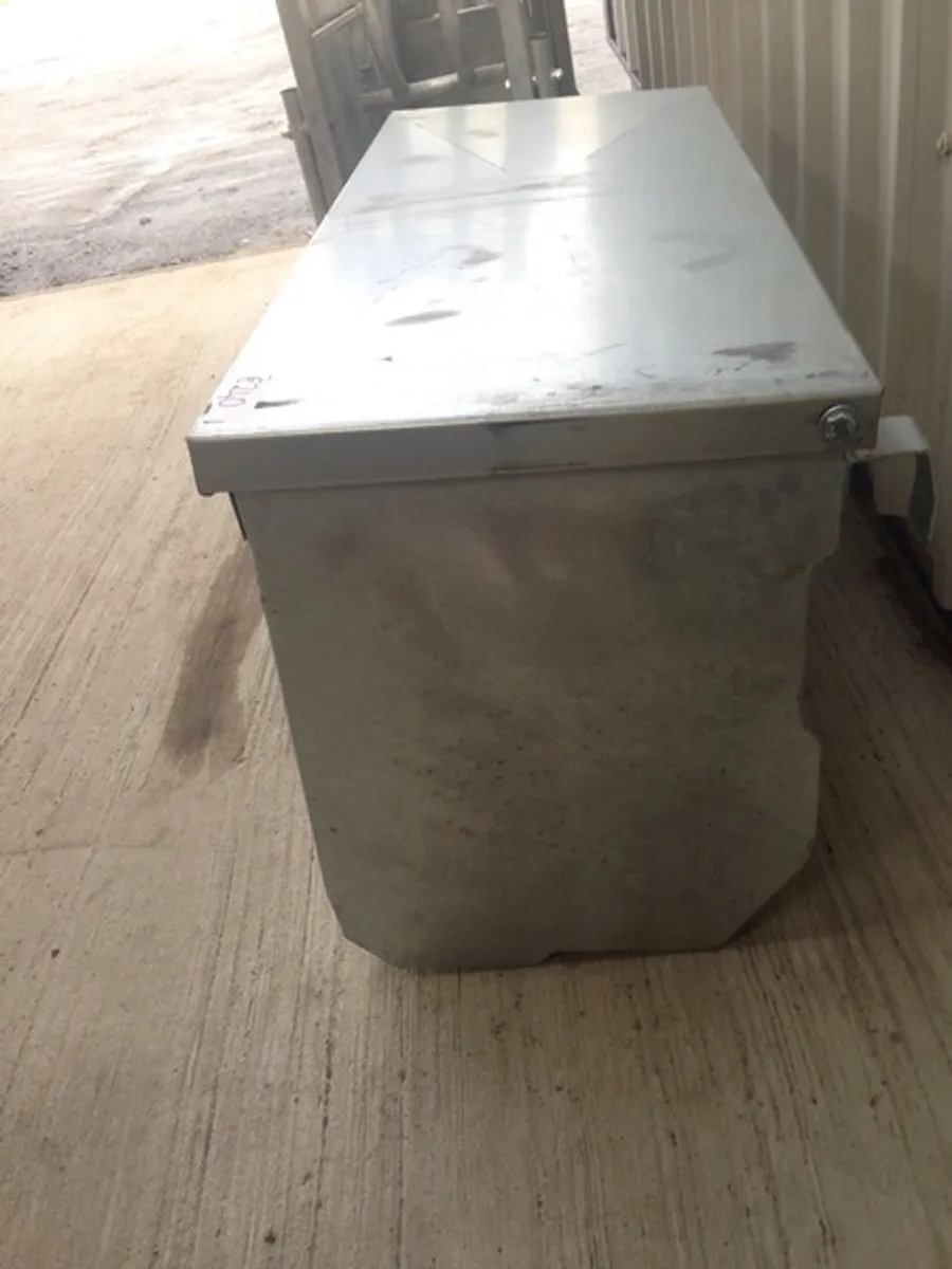 4ft 8ft calf aid lib creep feeder with bird flaps - Image 4