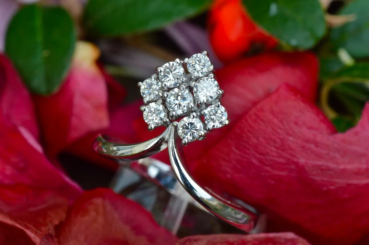 Vintage 0.66ct Diamond Cluster Leaf Ring - 18ct - Image 4