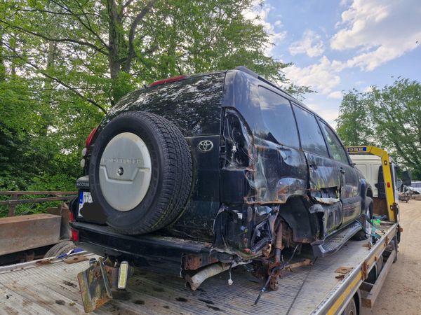 Toyota landcruiser 03 to 10 breaking for parts 354165018