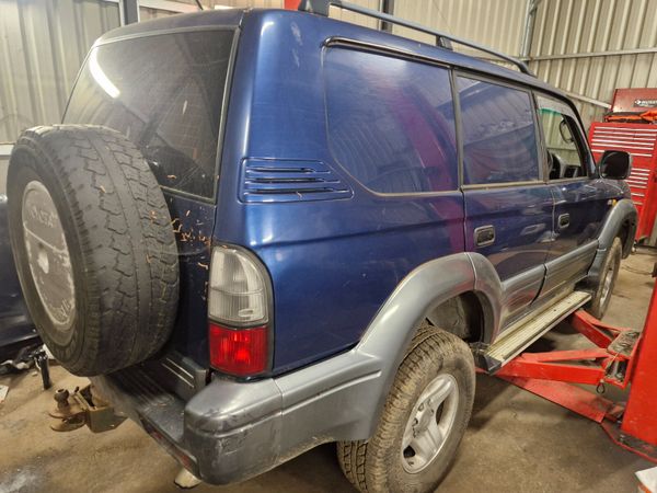 Toyota landcruiser 2002 breaking for parts 354165144