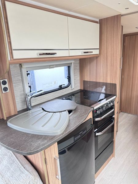 ✨STUNNING 2016 LUNAR ECLIPSE 4 BERTH FIXED BED✨ 357572575