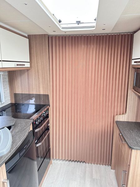 ✨STUNNING 2016 LUNAR ECLIPSE 4 BERTH FIXED BED✨ 357572577