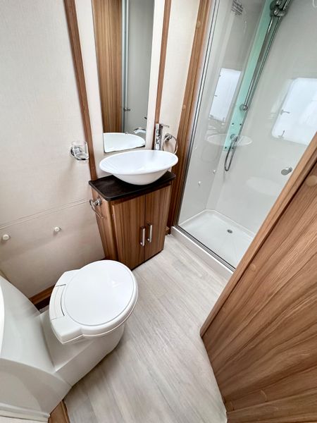 ✨STUNNING 2016 LUNAR ECLIPSE 4 BERTH FIXED BED✨ 357572581