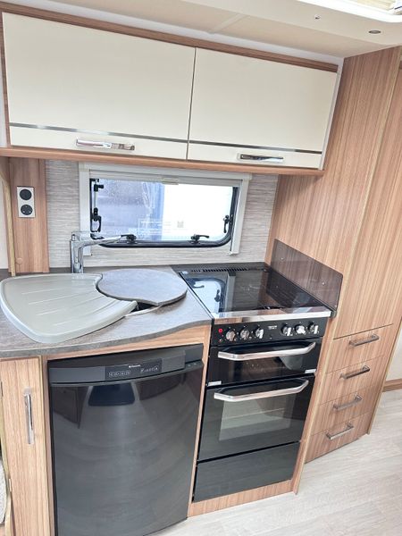 ✨STUNNING 2016 LUNAR ECLIPSE 4 BERTH FIXED BED✨ 357572587