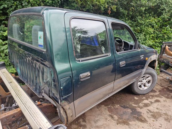 Toyota hilux 2003 breaking for parts 359196859