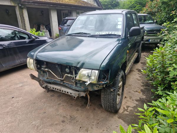 Toyota hilux 2003 breaking for parts 359196875