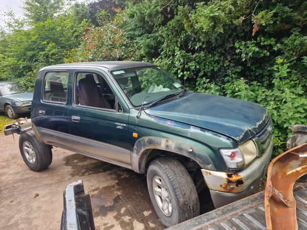 Toyota hilux 2003 breaking for parts 359196877