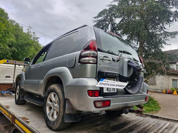 Toyota landcruiser 2006 breaking for parts 359197346