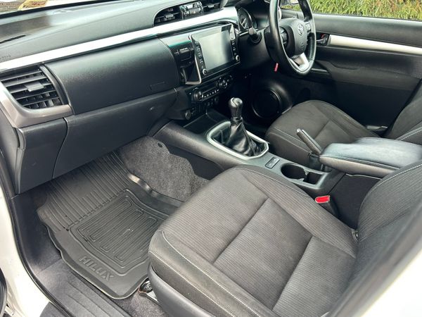 2022 Toyota Hilux 2.4 SR5 Manual 365073064