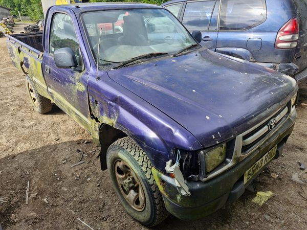 Toyota hilux 1998 breaking for parts 365001137