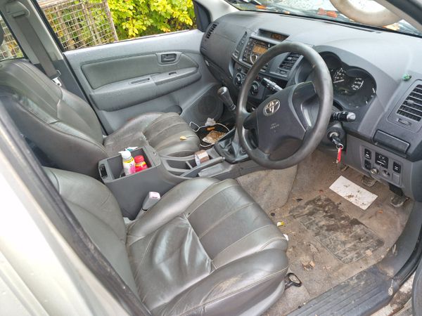 Toyota hilux 05 to 16 2.5 breaking for parts 365194865