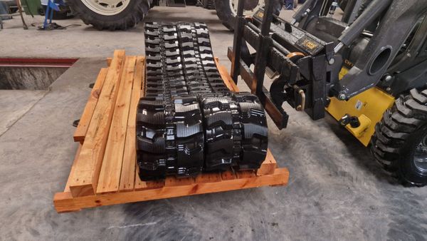 Rubber tracks 366585461