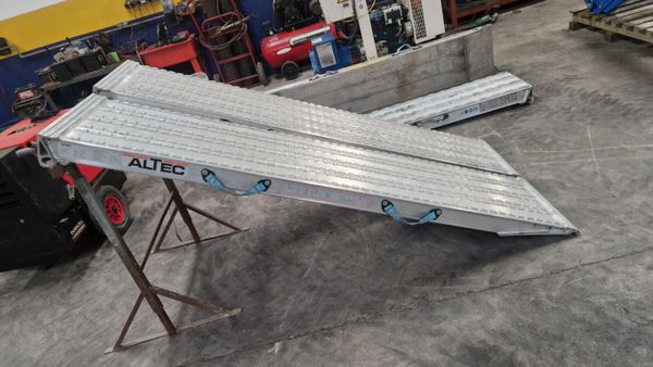 Alloy loading ramps 367773074