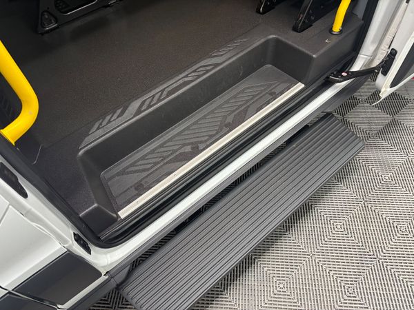 (182) 2018  FORD TRANSIT TREND 2.2 MINIBUS 17 SEAT 368146965