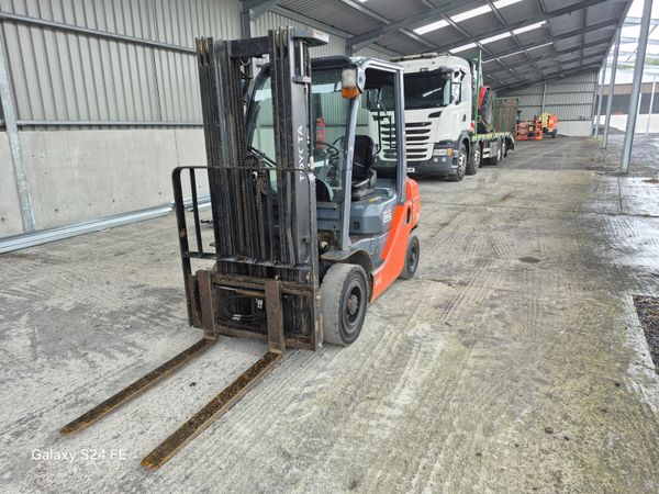 Toyota forklift 368125811