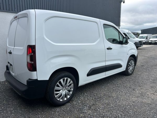 2022 Peugeot Partner 'Professional 369180663