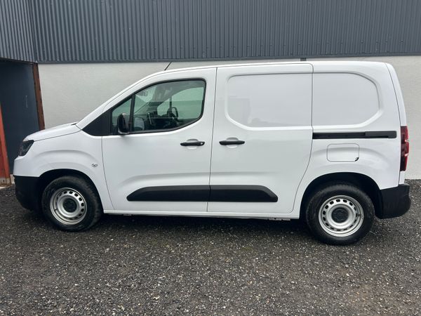 2024 Toyota Pro Ace City - 5000kms!! 370440206