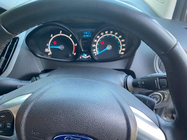 Ford Transit courier  2015 371206893