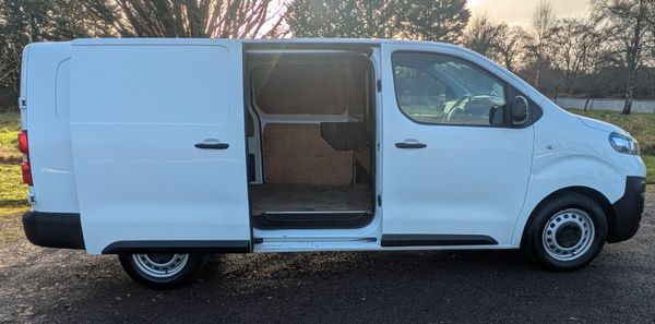 Opel Vivaro LOW KMS/ NEW DOE 11/26 374462397