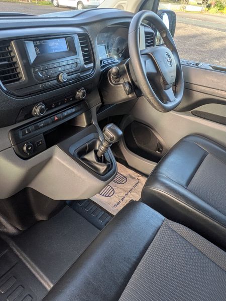 Opel Vivaro LOW KMS/ NEW DOE 11/26 374462417