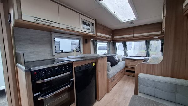 Lunar Quasar 4 berth caravan 375131395