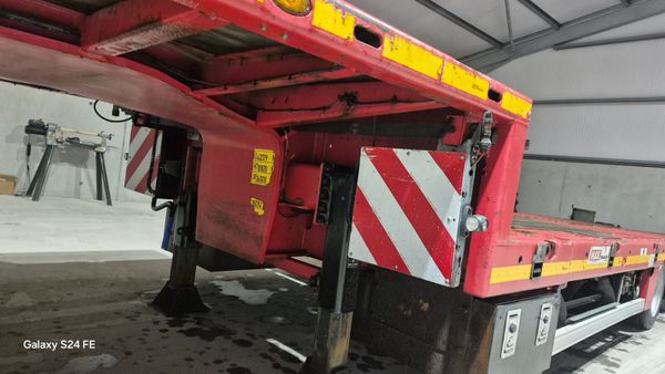 Max low ride trailer 376042818