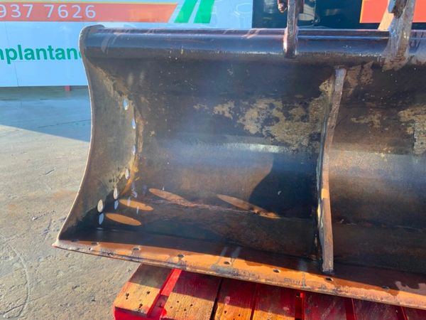 72" JCB GRADING BUCKET........65mm PINS........650 377283711