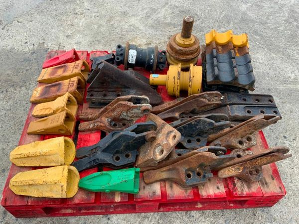 BUCKET TEETH / DOZER SPROCKET & ROLLERS. 377206553